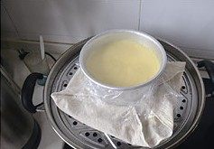 酸奶蛋糕,给模具包上保鲜膜，以防水汽进入。上锅蒸二十几分钟