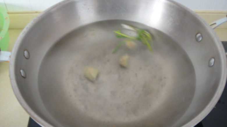 松仁鱼米,再把葱和姜片倒入锅中大火煮2分钟