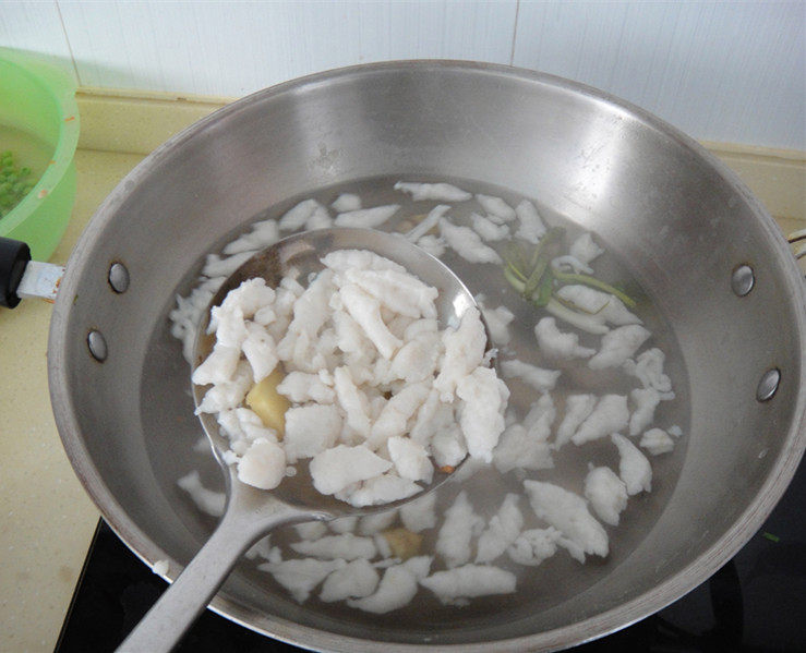 松仁鱼米,鱼米全部做好后锅也开了这样做好的鱼米全部浮起，捞起待用。