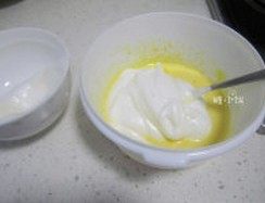 海绵手指饼,取一半打发的蛋白和蛋黄混合，翻拌均匀