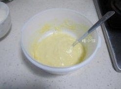 海绵手指饼,向混合好的蛋白蛋黄糊中筛入低筋面粉，切拌均匀