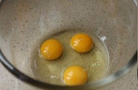 水果千层蛋糕,将两个全蛋和一个蛋黄倒入碗中，用打蛋器搅打均匀