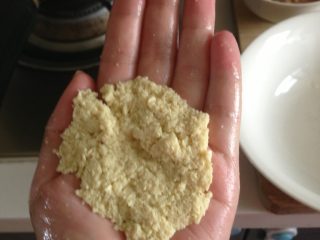 香菇肉馅豆腐丸,取适量豆腐在手上压成饼状