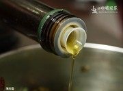 薄荷膏,将舂好的薄荷叶与金银花放进容器中，加入橄榄油。