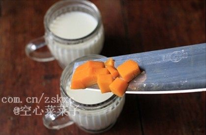 牛奶芒果果粒布丁,将布丁液倒入容器中，分别加入芒果粒。
