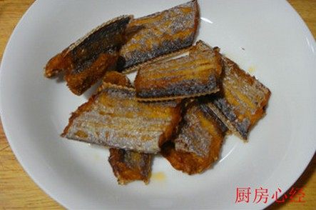 五香带鱼罐头,腌制好的带鱼不用沾干粉，直接入6成热的油锅，炸至大约3-5分钟，炸制二面金黄硬挺捞出