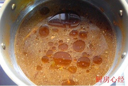 五香带鱼罐头,将锅中的辅料拣除干净，在剩余的汤汁中倒入香油，烧开后关火