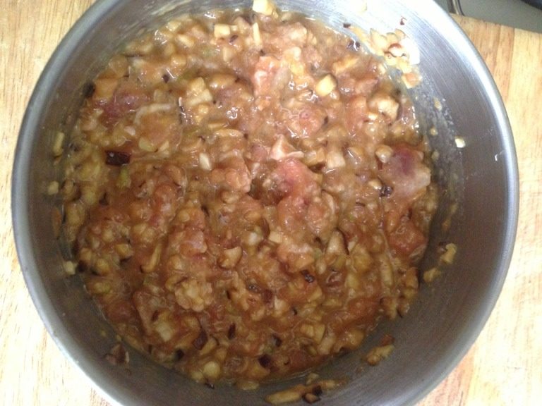 香菇肉末小茄盒,拌好后放着腌几分钟，这时候正好用来准备别的