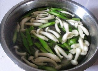 芦笋白玉菇,焯水的芦笋和白玉菇马上捞入冷水中冲凉