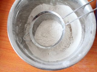 咖啡曲奇,混合低粉和咖啡粉，过筛低粉和咖啡粉