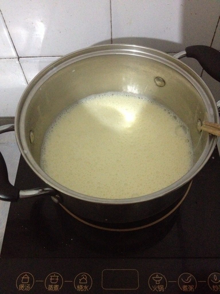 布丁,蛋黄打均匀后倒入牛奶一起，边加热边搅拌至微开