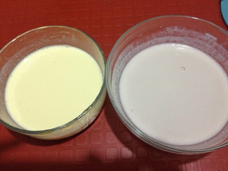 布丁,等糖浆冷却牛奶微热的时候把牛奶倒入装有糖浆的容器，轻轻搅拌，让糖浆和牛奶完全融合在一起