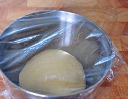 培根土豆披萨,放进抹了一层橄榄油的大碗中，盖上保鲜膜，室温发酵30分钟