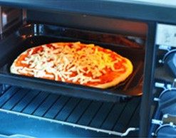 培根土豆披萨,送入预热200度的烤箱，烤5、6分钟，取出
