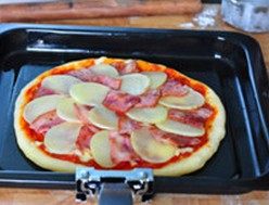 培根土豆披萨,在烤过的披萨饼胚上交替摆上土豆片和培根片