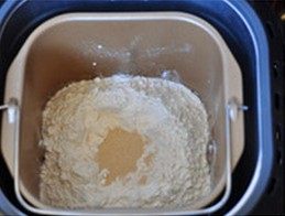 猴子面包,再均匀平铺撒上面粉，面粉中间挖一个小坑，放入酵母粉