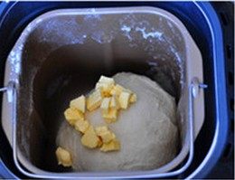 猴子面包,加入切成小粒、软化至室温的黄油，再次启动一个和面程序