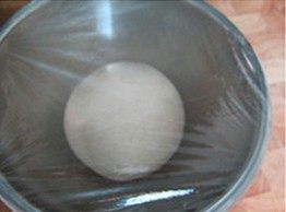 猴子面包,取出面团滚圆，放进大碗，进行基础发酵