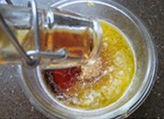 猴子面包,准备枫糖汁子：融化75g黄油，加入75个红糖和2大勺枫糖浆，搅拌均匀