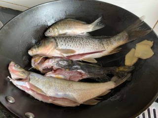 红烧草鱼块,鱼放入煎至两面微微焦黄
