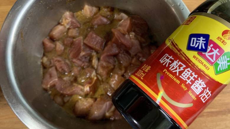 西红柿炖猪肉,放酱油醋料酒腌制一下