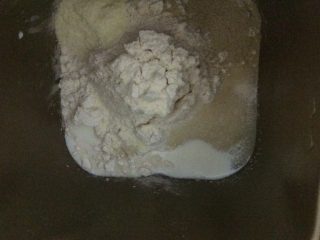 椰蓉吐司,按顺序将以下原料放入面包机中：牛奶、鸡蛋、面粉、奶粉、白糖（45g)、酵母