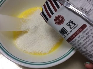 椰蓉吐司,40g黄油软化加入白糖（15g)、椰蓉（适量）