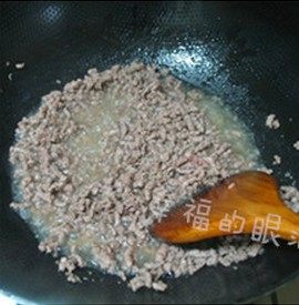 蘑菇肉酱,将锅烧热以后，锅中放入适量的色拉油，放入牛肉馅，炒至没有水份