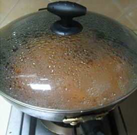 蘑菇肉酱,放入适量清水，水开后盖上盖子小火焖1小时