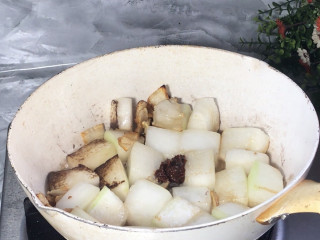 冻豆腐炖冬瓜,放入冬瓜煎出香味，放入豆瓣酱炒香