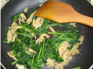菠菜鸡肝 ,橄榄油把蘑菇炒软，放入菠菜、蒜片、黄油、盐、黑胡椒粉炒熟