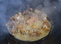 香焖猪手,倒入适量的温水，盖上锅盖大火烧开转小火焖20分钟
