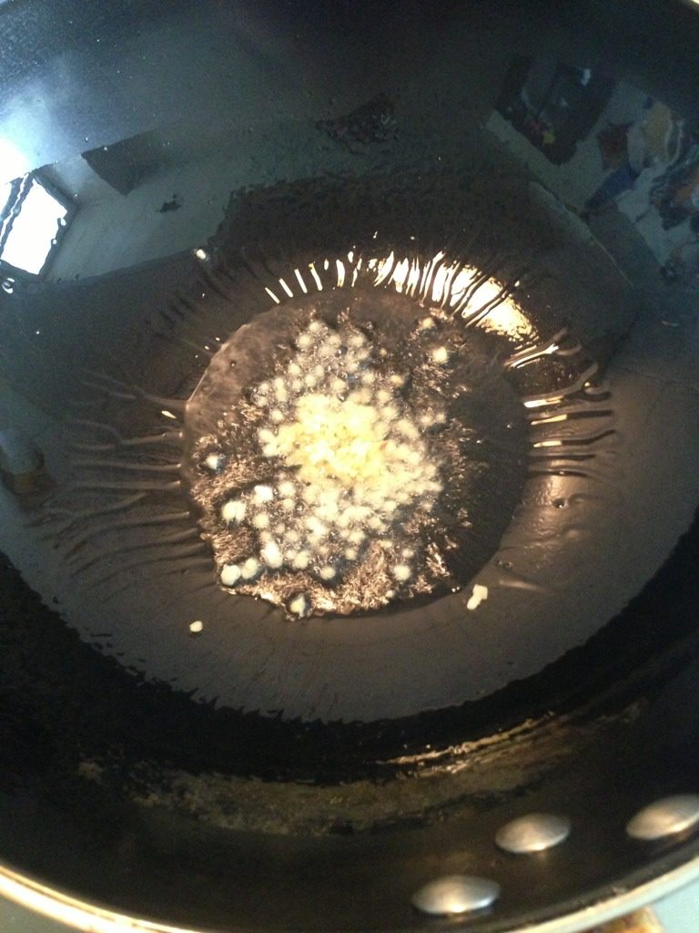 火腿春笋炒虾仁,热锅放油，热至六分，放入葱姜末爆香