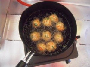 萝卜炸素丸子,锅中倒油，烧至5、6成热时用手的虎口挤出圆形的丸子下入油锅，炸至金黄色后捞出沥油，即可盛盘