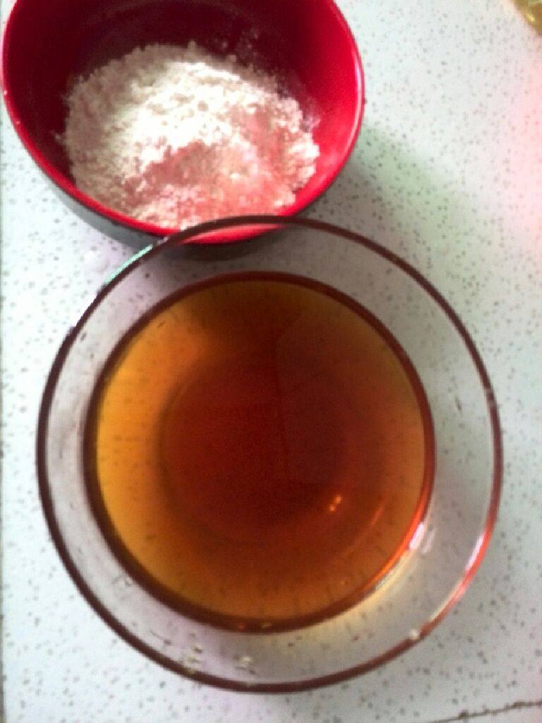 煎麦的(闽南话),2.待红糖完全化了，加入凉水，红糖一定要看不见颗粒，两碗水就可以