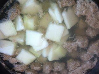 冬瓜牛肉丸汤,锅里加水，水开后，用小勺团丸子放到锅里，锅再次开后，撇去浮末，放入冬瓜，放盐、鸡精调味。
