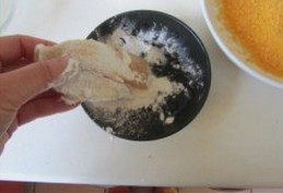 黄金鲷鱼排,腌制好的鲷鱼片的表面裹上一层薄薄的淀粉