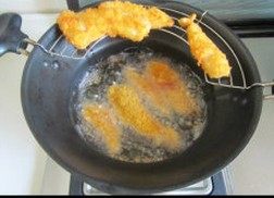 黄金鲷鱼排,油锅烧至六成热， 放入鲷鱼片，炸至金黄后捞出控油