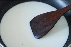 脆皮炸鲜奶,牛奶中加入白糖，炼乳，淀粉搅拌均匀，倒入锅中，小火加热