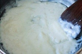 脆皮炸鲜奶,等锅的温度上来时，用铲子顺一个方向不停搅拌，搅拌成粘稠的糊状