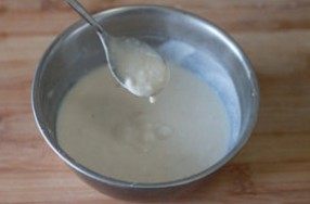 脆皮炸鲜奶,脆皮糊的制作：碗里倒入低粉，泡打粉混合均匀，加入清水，搅拌成粘稠的糊状，静置半小时以上