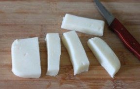脆皮炸鲜奶,将凝固的牛奶块取出，切成大小均匀的条状，每个约1.8cm宽