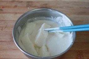 脆皮炸鲜奶,将牛奶条沾一层干淀粉，再均匀蘸一层脆皮糊