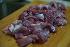 柱候羊腩煲,羊肉用清水干净后切小块，腐竹用温水浸泡半小时，甘蔗切片状