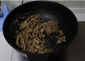 鹅肝酱焗白玉菇,放入炸好的白玉菇炒均匀，撒上红椒碎点缀