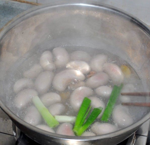 泡椒公鸡蛋,水开以后转小火煮五分钟左右