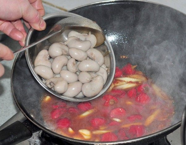 泡椒公鸡蛋,加入鲜汤或清水，煮好的鸡肾，
