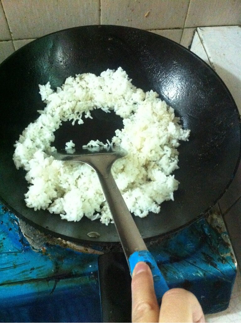 猪排饭,如图锅内油热放饭炒至米粒会在锅内跳动