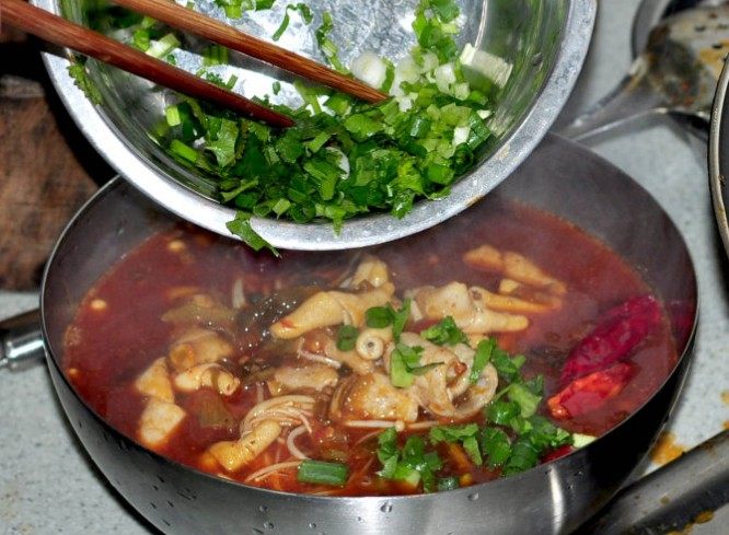 金针冒鹅肠,煮好的鹅肠起锅，撒上葱花和香菜花就可以上菜了