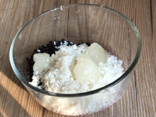 银耳双米粥,把黑米、梗米和冰糖，洗净沥水备用